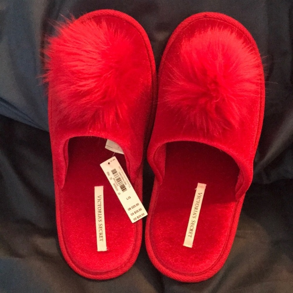 NWT Victoria’s Secret Pom Pom Velvet Slippers